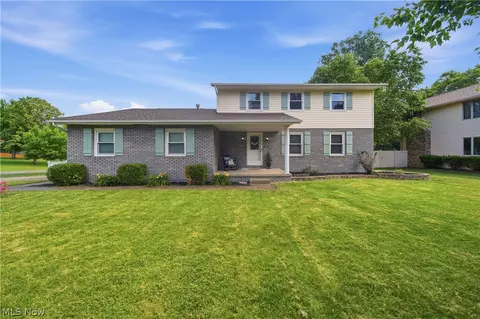 2681 Country Squire St NW, Uniontown, OH 44685