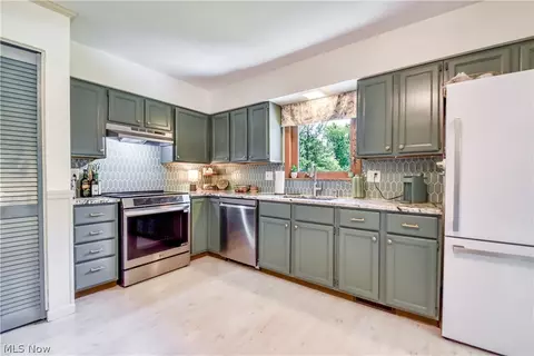 Kitchen - 7639 Chillicothe Rd, Mentor, OH 44060 photo 2 of 3