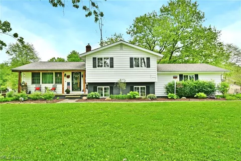 7198 Oak Hill Dr, West Farmington, OH 44491
