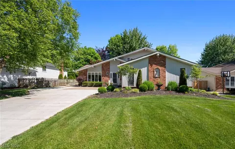 201 Melbourne Dr, Brunswick, OH 44212