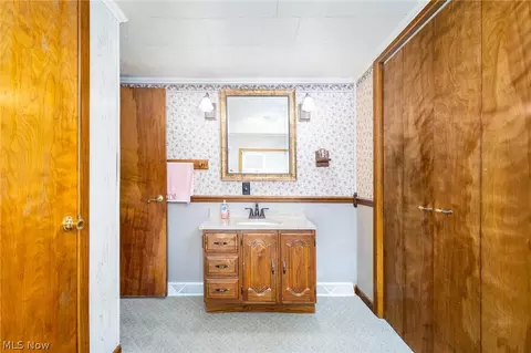Bath - 105 Crabapple Ln, Hammondsville, OH 43930 photo 2 of 2