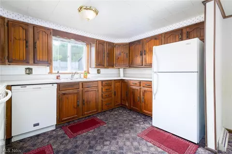 Kitchen - 105 Crabapple Ln, Hammondsville, OH 43930 photo 1 of 2