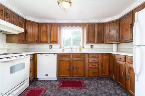 Kitchen - 105 Crabapple Ln, Hammondsville, OH 43930 photo 2 of 2