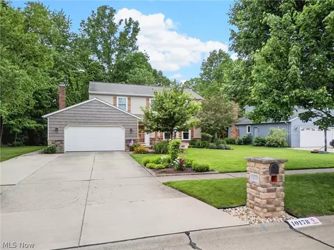 10178 Huntington Park Dr, Strongsville, OH 44136