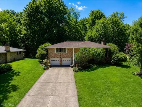 3856 Moonglo St NW, Uniontown, OH 44685