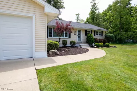 7308 Raccoon Hill Dr, Kirtland, OH 44094