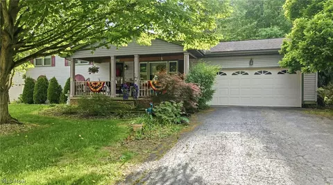 466 Wendemere Dr, Hubbard, OH 44425