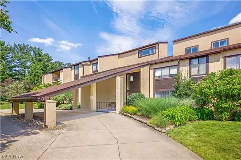186 Court Dr #105, Fairlawn, OH 44333