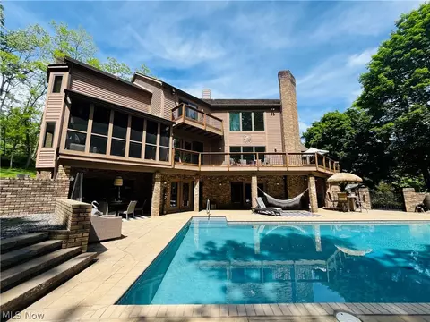 35560 Ridgeway Ln, Willoughby, OH 44094 photo 2