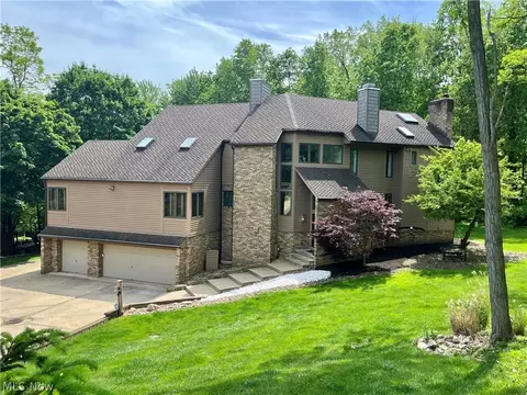 35560 Ridgeway Ln, Willoughby, OH 44094