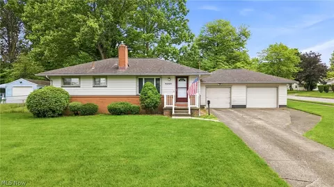 3195 Sunnybrooke Dr, Youngstown, OH 44511
