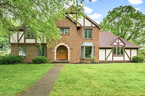 951 S Azalea Blvd, Barberton, OH 44203