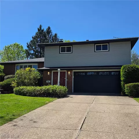 34600 W Sharondale Dr, Solon, OH 44139