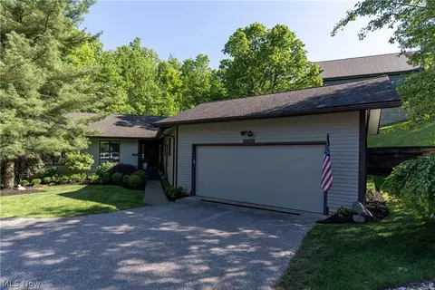6782 Windward Hills Dr, Brecksville, OH 44141