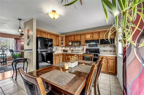 683 Lucille Dr, Elyria, OH 44035 photo 8