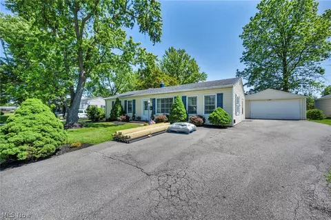 683 Lucille Dr, Elyria, OH 44035 photo 4