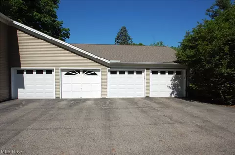 Exterior - 1327 Fox Run Dr, Boardman, OH 44512 photo 1 of 3