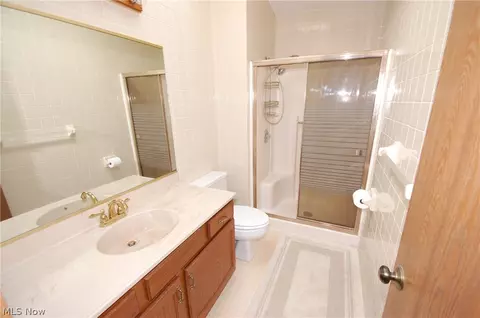 Bath - 1327 Fox Run Dr, Boardman, OH 44512 photo 1 of 2