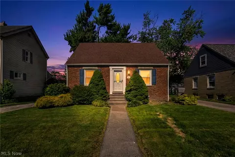 208 Longfellow St, Elyria, OH 44035 photo 2