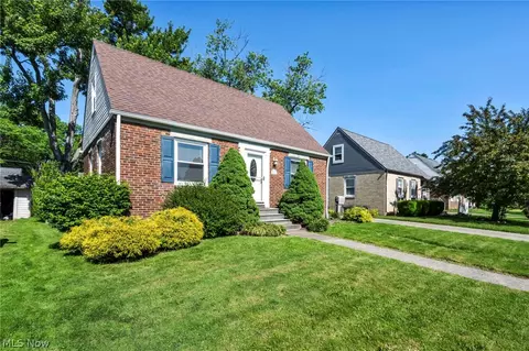 208 Longfellow St, Elyria, OH 44035 photo 3