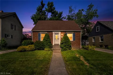 Exterior - 208 Longfellow St, Elyria, OH 44035 photo 2 of 6