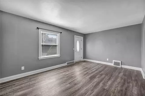 Living - 208 Longfellow St, Elyria, OH 44035 photo 4 of 5