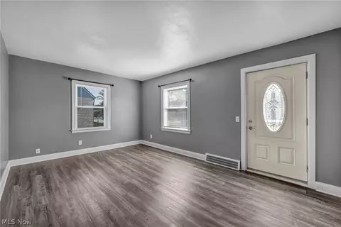 208 Longfellow St, Elyria, OH 44035 photo 5