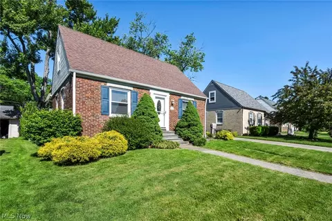 Exterior - 208 Longfellow St, Elyria, OH 44035 photo 3 of 6