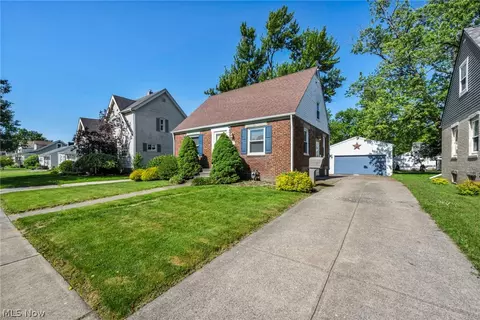 208 Longfellow St, Elyria, OH 44035 photo 4