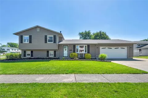 127 Edgefield Dr, Elyria, OH 44035 photo 2