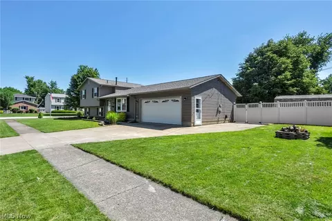 Exterior - 127 Edgefield Dr, Elyria, OH 44035 photo 4 of 9