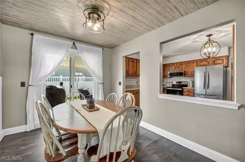 Dining - 127 Edgefield Dr, Elyria, OH 44035 photo 2 of 5