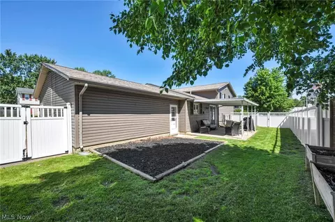 Exterior - 127 Edgefield Dr, Elyria, OH 44035 photo 5 of 9
