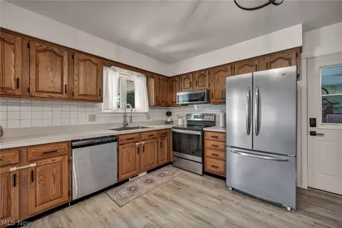 Kitchen - 127 Edgefield Dr, Elyria, OH 44035 photo 1 of 3