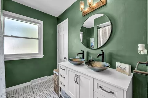 Bath - 127 Edgefield Dr, Elyria, OH 44035 photo 1 of 3
