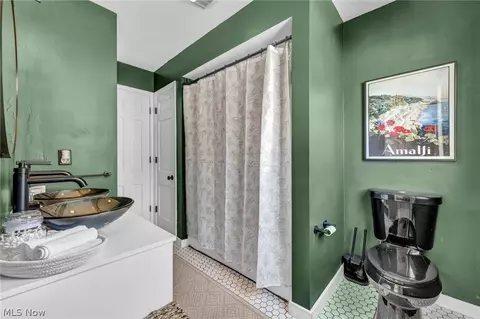 Bath - 127 Edgefield Dr, Elyria, OH 44035 photo 2 of 3