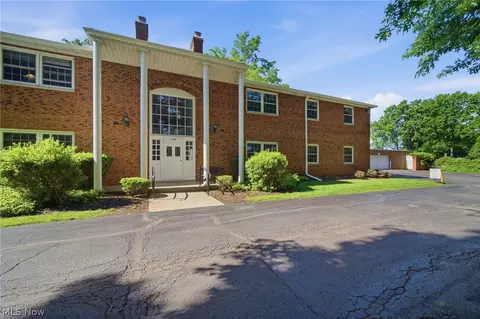 2720 Pease Dr #218N, Rocky River, OH 44116