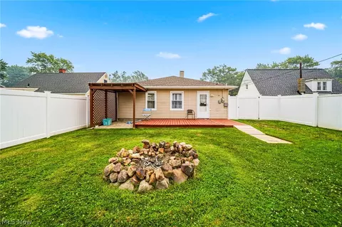 Exterior - 4820 Forest Rd, Mentor, OH 44060 photo 7 of 9