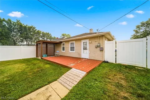 Exterior - 4820 Forest Rd, Mentor, OH 44060 photo 5 of 9