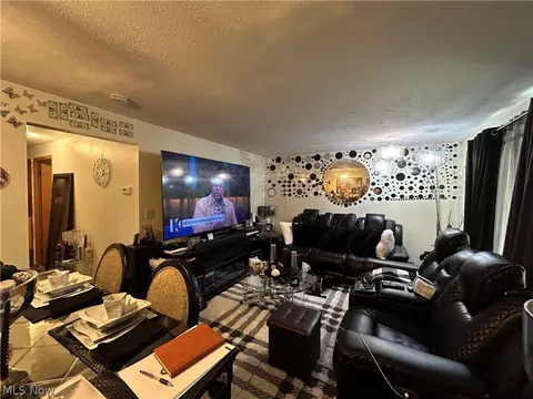 1422 E 264th St, Euclid, OH 44132 photo 3