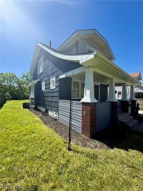 586 Brittain Rd, Akron, OH 44305