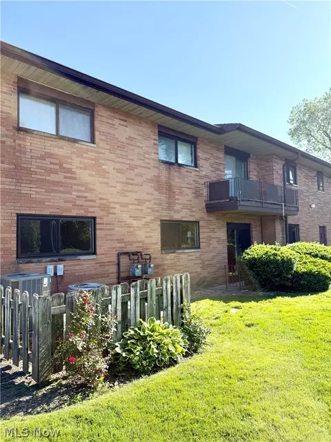 24665 Clareshire Dr #104, North Olmsted, OH 44070