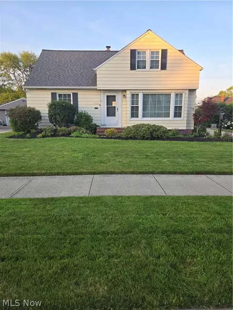 561 Crescent Dr, Willowick, OH 44095