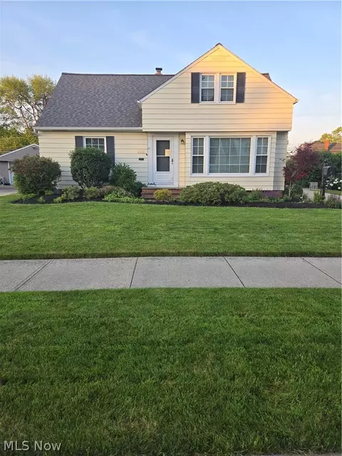 561 Crescent Dr, Willowick, OH 44095