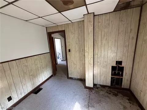 Entry Way - 155 Webster Ave, Weirton, WV 26062 photo 2 of 5