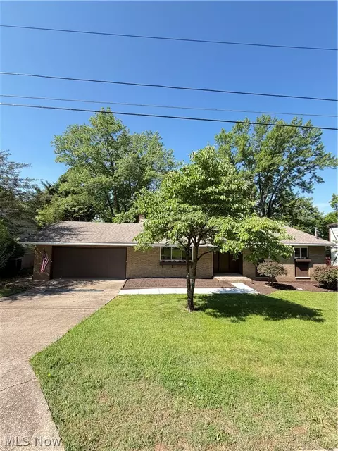 60 Canterbury Dr, Parkersburg, WV 26104