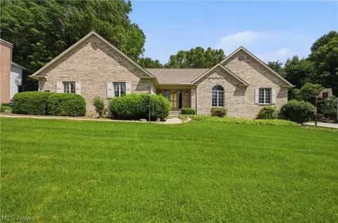 204 Colonial Dr, Canfield, OH 44406