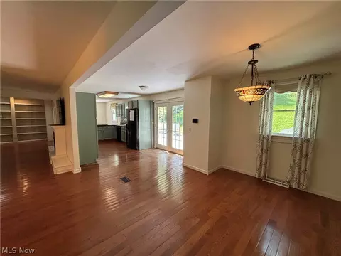 Living - 514 Michael Ln, Zoar, OH 44697 photo 5 of 7