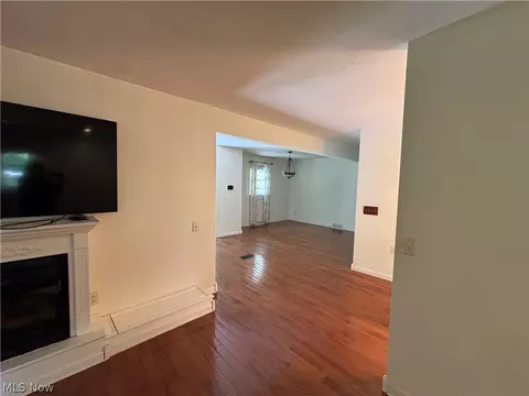 Living - 514 Michael Ln, Zoar, OH 44697 photo 4 of 7