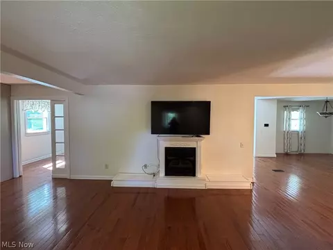 Living - 514 Michael Ln, Zoar, OH 44697 photo 3 of 7